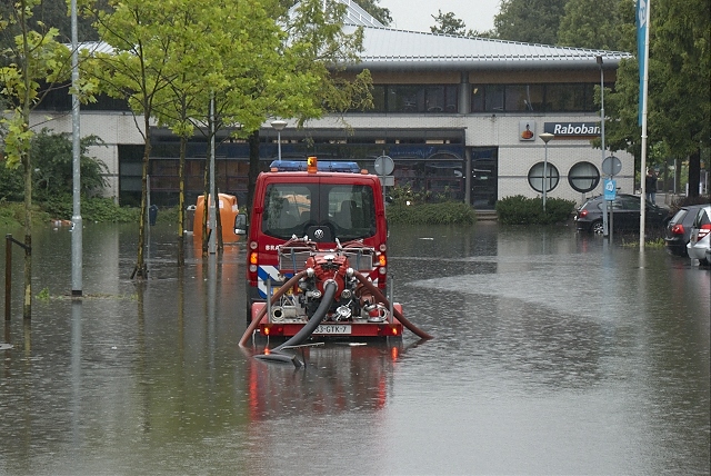 2010/221/GB 20100826d 005 Wateroverlast Albert Heijn.jpg